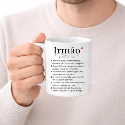 Caneca branca com texto sobre irmão em português com fundo branco.