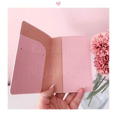 Carteira ou porta-cartões rosa claro e escuro com flores rosas ao lado