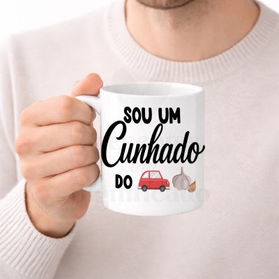 Caneca branca com texto e ilustrações segurada por uma mão