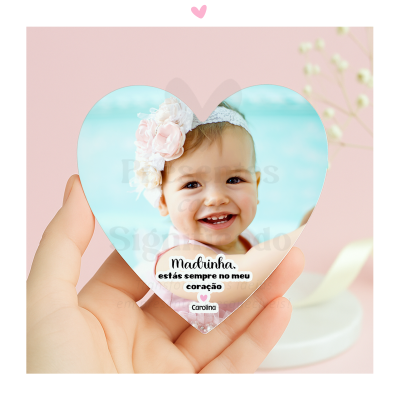 Moldura em forma de coração com foto de bebé e texto para madrinha