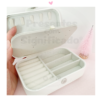 Caixa de joias branca com interior cinza aberto, com divisórias e tampa com encaixes para pendentes