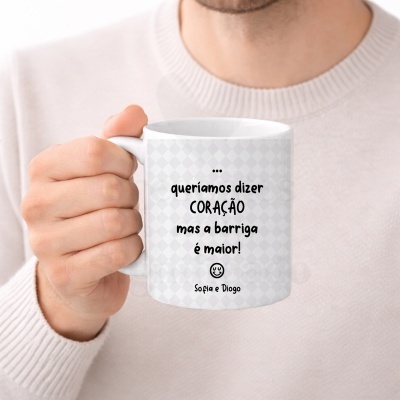 Caneca branca com texto em português e padrão quadriculado cinza claro