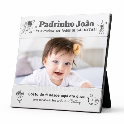 Moldura de fotografias metálica com texto personalizado e foto de bebé sorridente.