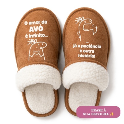 Chinelos castanhos com texto branco e interior felpudo branco