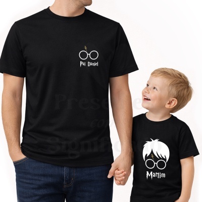 Duas t-shirts pretas com desenhos de óculos e texto Pai Daniel e Martim, homem e criança de mãos dadas