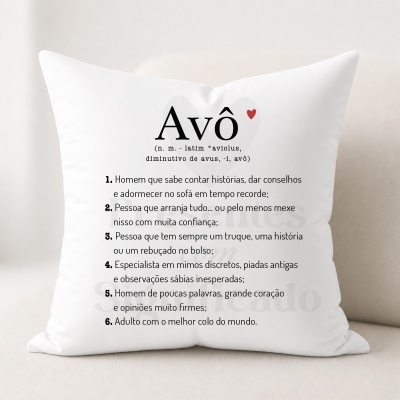 Almofada branca com texto a preto e um coração vermelho, definição da palavra Avô e lista de características em português