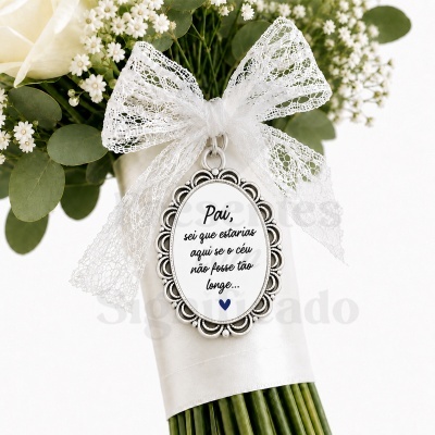 Ramo de flores com medalhão e laço de renda branca