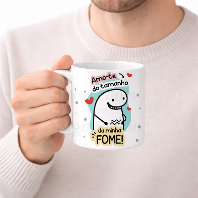 Caneca branca com ilustração colorida e texto humorístico em português portuguesa.