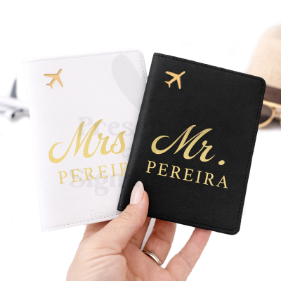 Duas capas de passaporte preta e branca com texto dourado Mrs. PEREIRA e Mr. PEREIRA, e ícone de avião dourado.