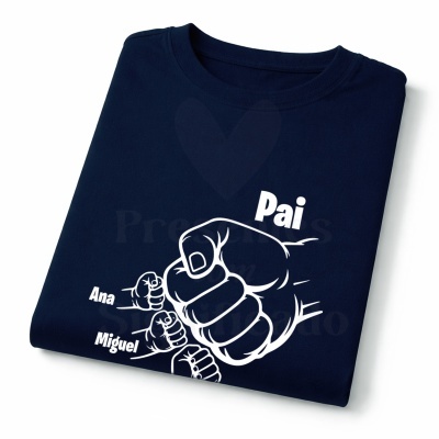 T-shirt azul escura com design de punhos e texto Pai, Ana, Miguel