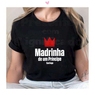 T-shirt preta com texto 'Madrinha de um Príncipe Santiago' e coroa vermelha.
