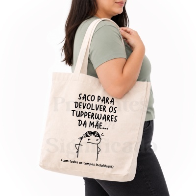 Pessoa com eco bag de algodão cru com texto humorístico em preto.