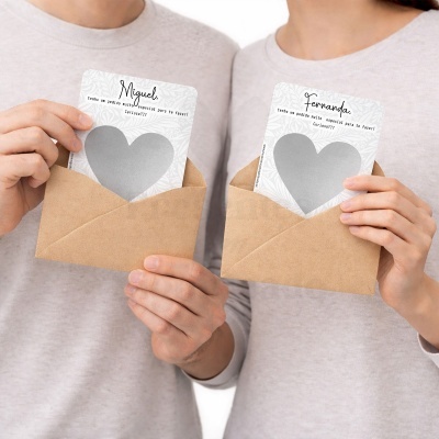 Cartões com mensagem para Miguel e Fernanda em envelopes de papel castanho