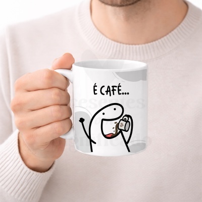 Caneca branca com desenho e texto É CAFÉ...