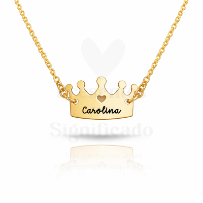 Colar dourado com pendente em forma de coroa com o nome Carolina
