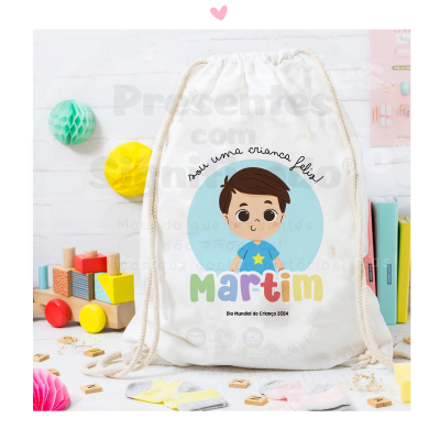 Mochila saco branca com ilustração de criança e texto Martim em ambiente com brinquedos