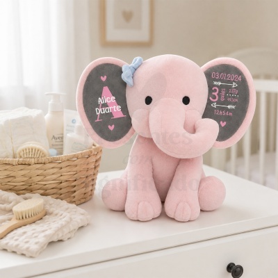 Pelúcia de elefante cor-de-rosa com texto personalizado nas orelhas em fundo cinza