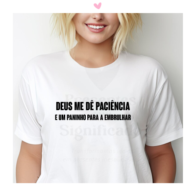 T-shirt branca com texto em português e mulher loira