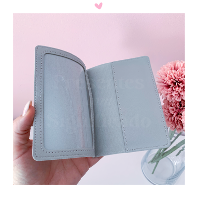 Carteira cinza aberta em fundo rosa com vaso e flor