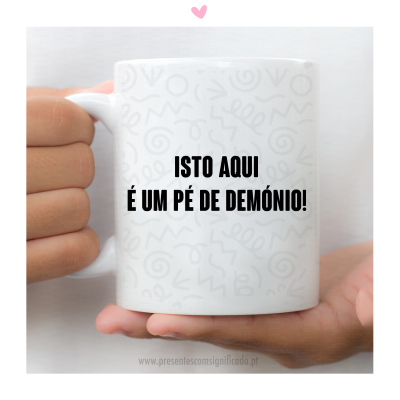 Caneca branca com texto engraçado em português, segurada com duas mãos
