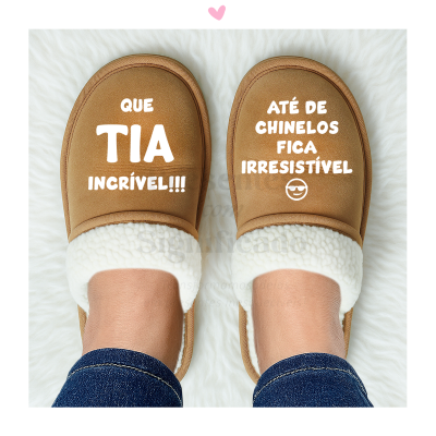 Chinelos castanhos forrados a branco com mensagens em branco para tia