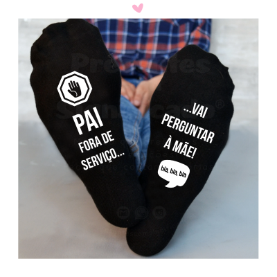 Par de meias pretas com texto branco humorístico em português