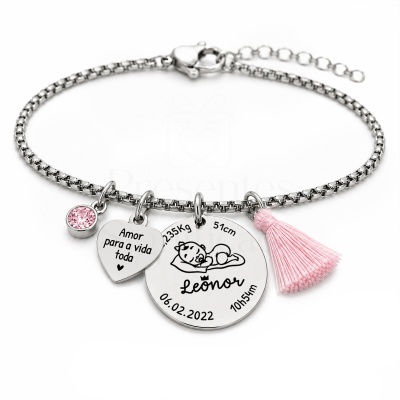 Pulseira com pendentes metálicos e tassel rosa