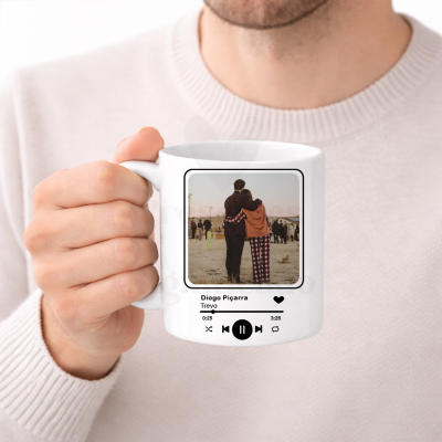 Caneca branca com design de ecrã de música digital e foto de duas pessoas abraçadas na praia