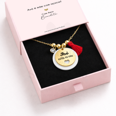 Colar dourado com pendentes e caixa de presente cor-de-rosa com texto dedicado a avó