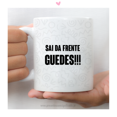 Caneca branca com texto 'SAI DA FRENTE GUEDES!!!' e padrão cinza claro, segurada por duas mãos.