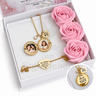 Conjunto de joalharia dourada com medalhão, pulseira e pendente em caixa branca com três rosas cor-de-rosa