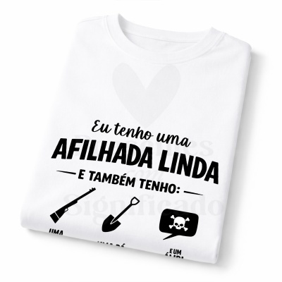 T-shirt branca com texto e ícones em preto