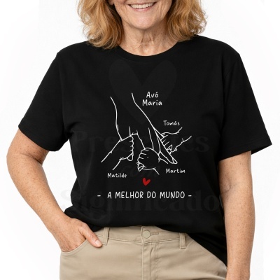 T-shirt preta com ilustração de mãos e texto em português