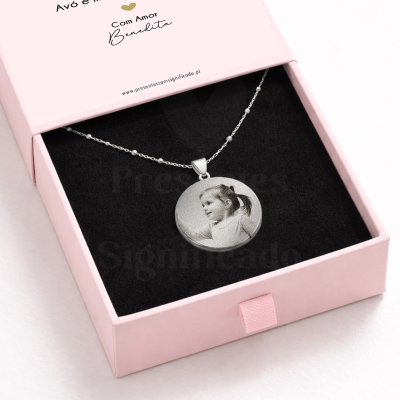 Colar prateado com pendente redondo gravado em caixa rosa