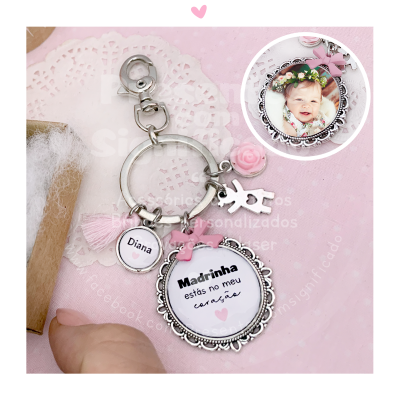 Porta-chaves de metal com pendentes personalizados em fundo rosa claro