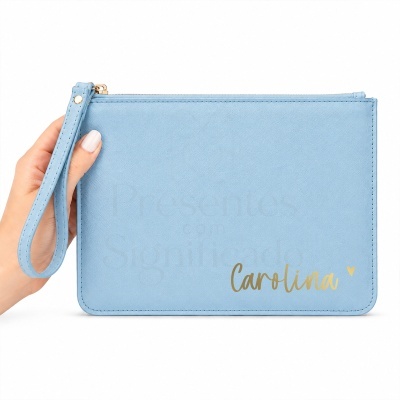 Carteira azul clara em pele texturada com nome Carolina em dourado