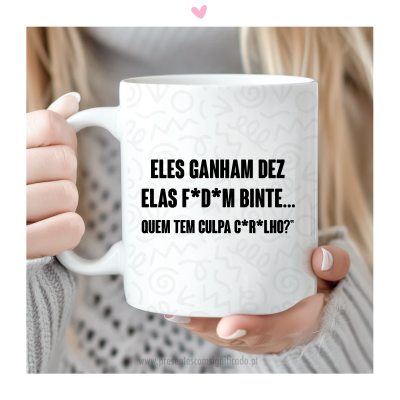 Caneca branca com texto preto em português segurada por pessoa com casaco cinza.