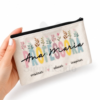 Estojo de tecido bege com zipper preto e decoração colorida para professora