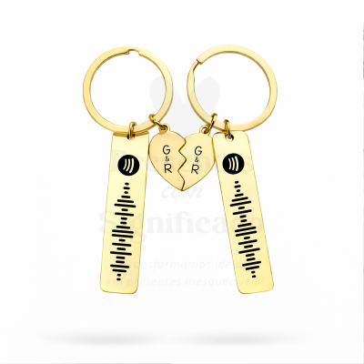 Par de porta-chaves dourados com metade de coração ao centro