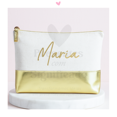 Necessaire branca e dourada com nome 'Maria' no fundo rosa