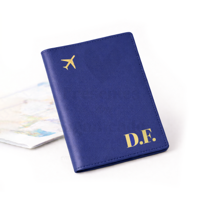 Capa azul de passaporte com avião dourado e iniciais D.F.