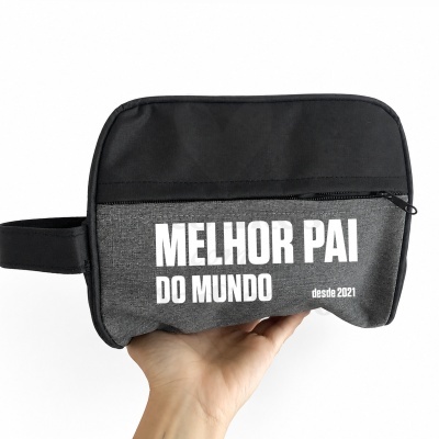 Necessaire preta e cinzenta com texto MELHOR PAI DO MUNDO desde 2021