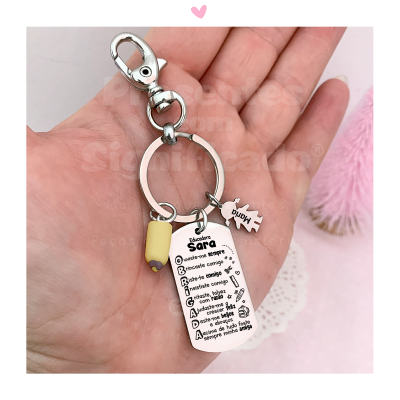 Porta-chaves metálico prateado com pendentes de lápis, placa com texto e peça de puzzle DUDU