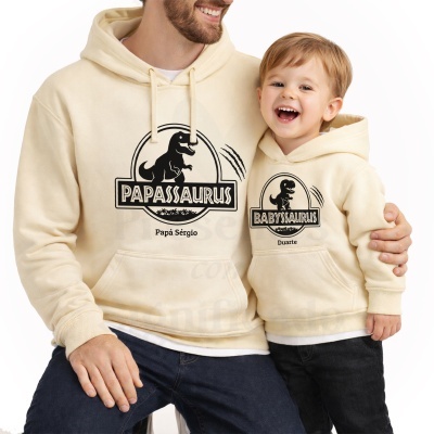 Camisolas com capuz bege para pai e filho com desenho de dinossauros e textos personalizados