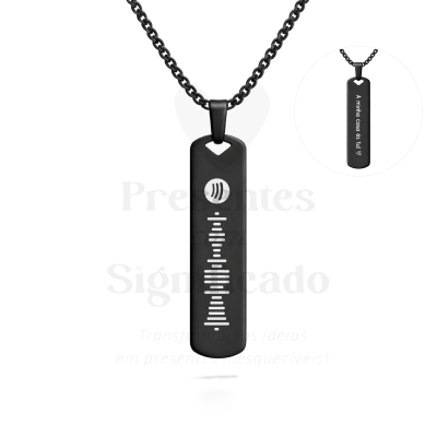 Colar preto com pendente retangular e gravação de ondas sonoras e texto na parte de trás