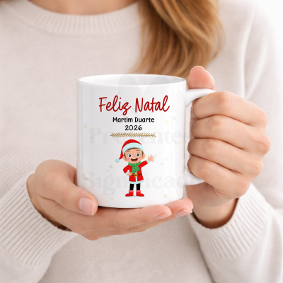 Caneca branca com desenho e texto de Natal, segurada por mãos