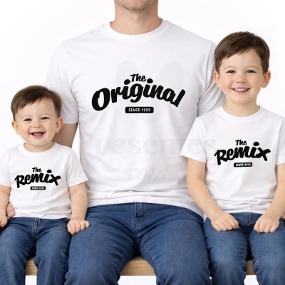 T-shirts brancas com textos em preto para pai e filhos sentados