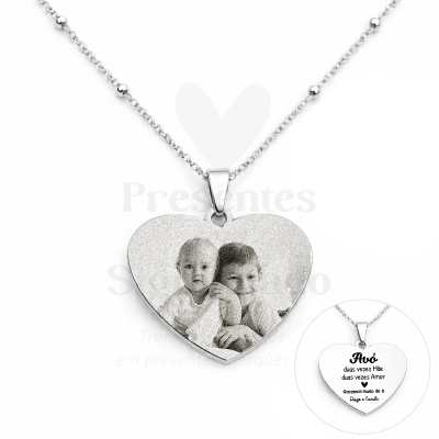 Colar de coração com imagem de duas crianças e texto gravado na parte de trás