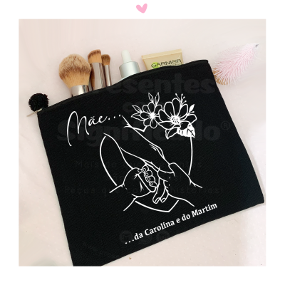 Estojo preto com ilustração branca e texto e pincéis de maquilhagem