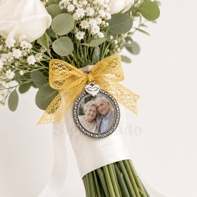 Bouquet de flores com laço amarelo e medalha com fotografia